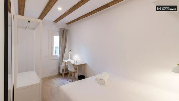 Single Bed in Rooms for rent in 5-bedroom Co-living apartment in El Barri Gotic - Photo 1