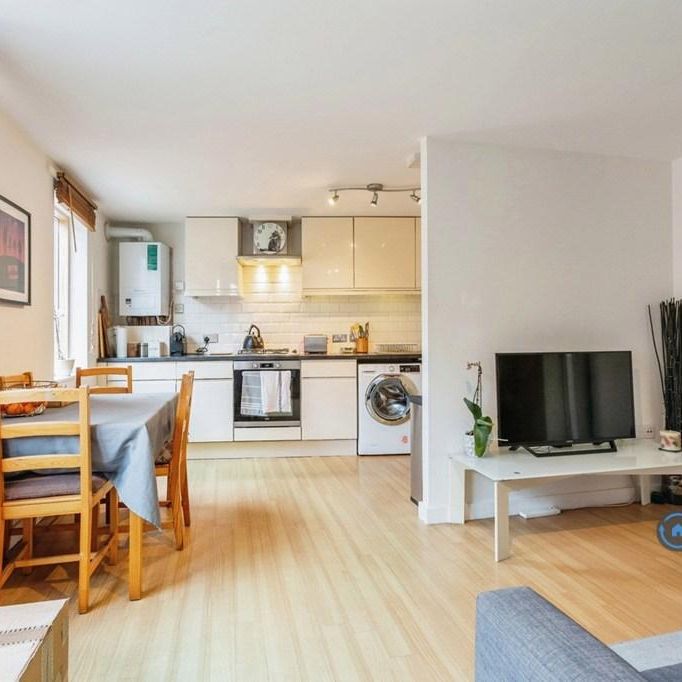 2 bedroom flat to rent - Photo 1