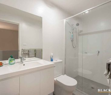 One bedroom + study townhouse - Flexible available date! - Photo 5