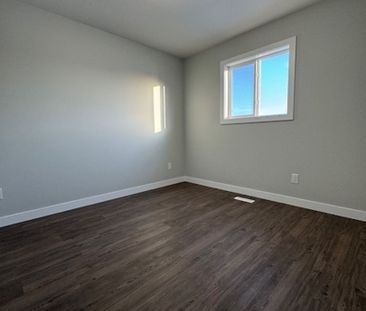 4 Bedroom Bi-Level Main Floor in Evergreen - Photo 5