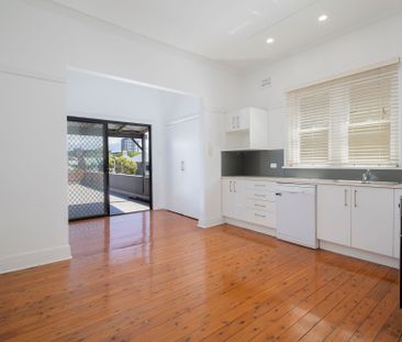 Oversized 2 Bedroom Apartment - Photo 5