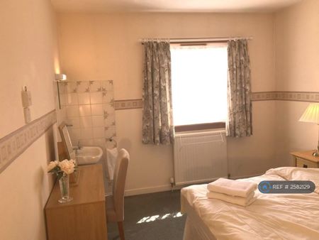 1 bedroom in a house share to rent - Photo 2