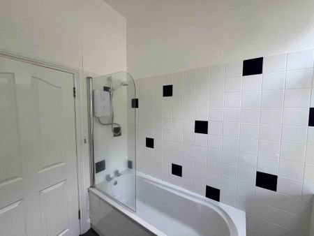 3 bedroom flat to rent - Photo 3