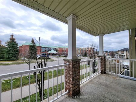 Condo Townhouse For Lease | E8124902 - Photo 2