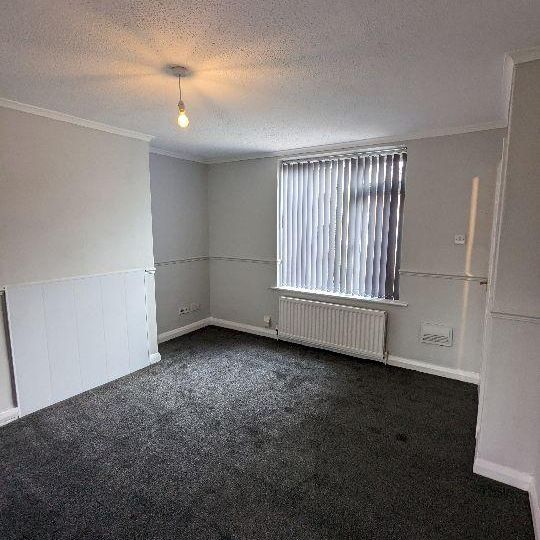 2 bedroom end of terrace house to rent - Photo 1