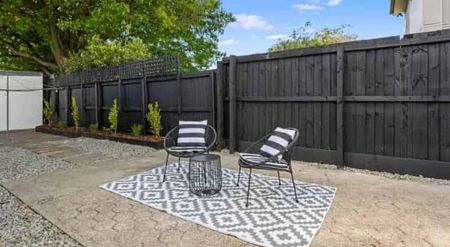 Central 2BR Townhouse with Garden and sleepout - Photo 4