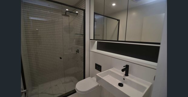 Spacious Apartment | Tiled | Large Winter Garden - Photo 1