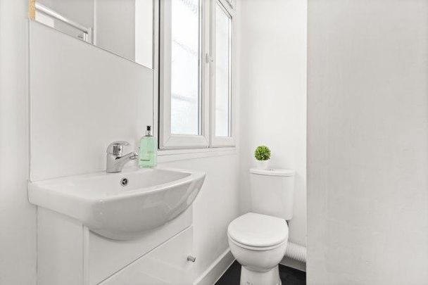 1 bedroom in a house share to rent - Photo 1