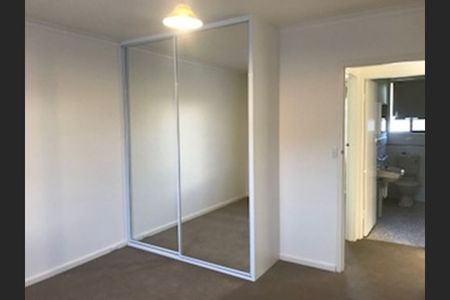 Two bedroom unit in quiet location - Photo 5