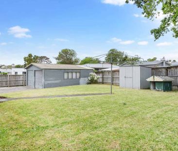 Three bedrooms Te Atatu Peninsula - Photo 4