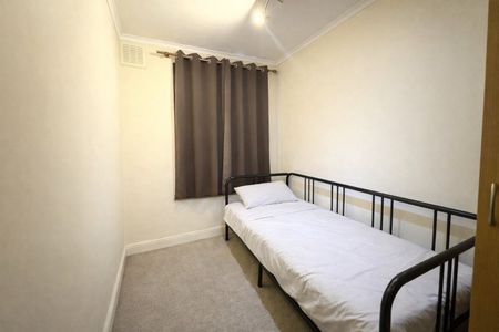 5 Bed Terraced House, Cambridge Road, IG3 - Photo 4