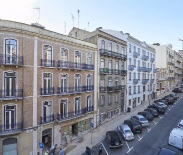 Rooms for rent in 6-bedroom apartment in Santo António - Photo 3