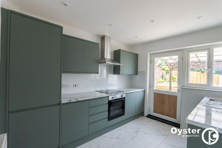 4 bedroom end of terrace house to rent - Photo 2