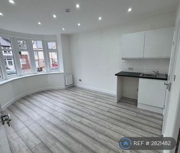 1 bedroom in a house share to rent - Photo 6