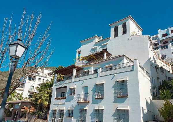 Bright 3-Bedroom Apartment with Parking and Pool, Available for Long-Term Rental in Frigiliana