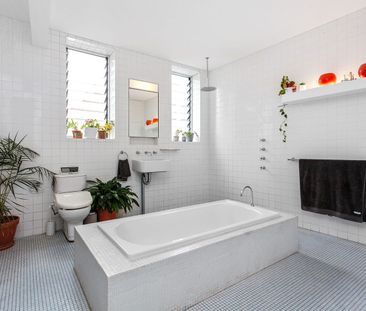 Stunning Top Floor Residence with a spectacular deck with ALL bills... - Photo 2