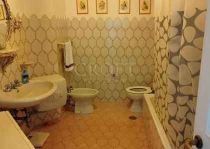 Ardeatina-Divino Amore: Quiet, charming rustic villa, big and well-curated garden, 3 beds, 1 study, 3 baths, living room, kitchen, with terraces , AC and parking space. Ref 2322