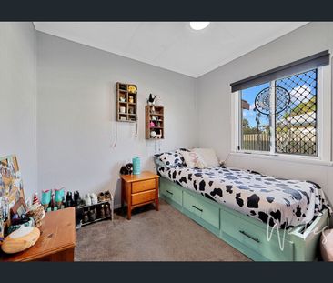 CENTRALLY LOCATED THREE BEDROOM HOME! - Photo 3