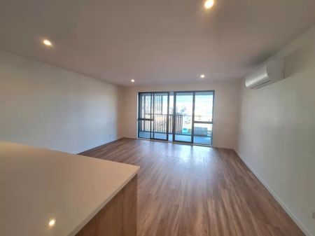 Top Floor Spacious Apartment in Flat Bush - Photo 4