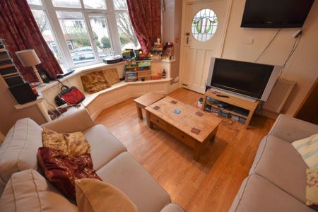 7 bedroom House in Moor Park Drive, Leeds - Photo 5