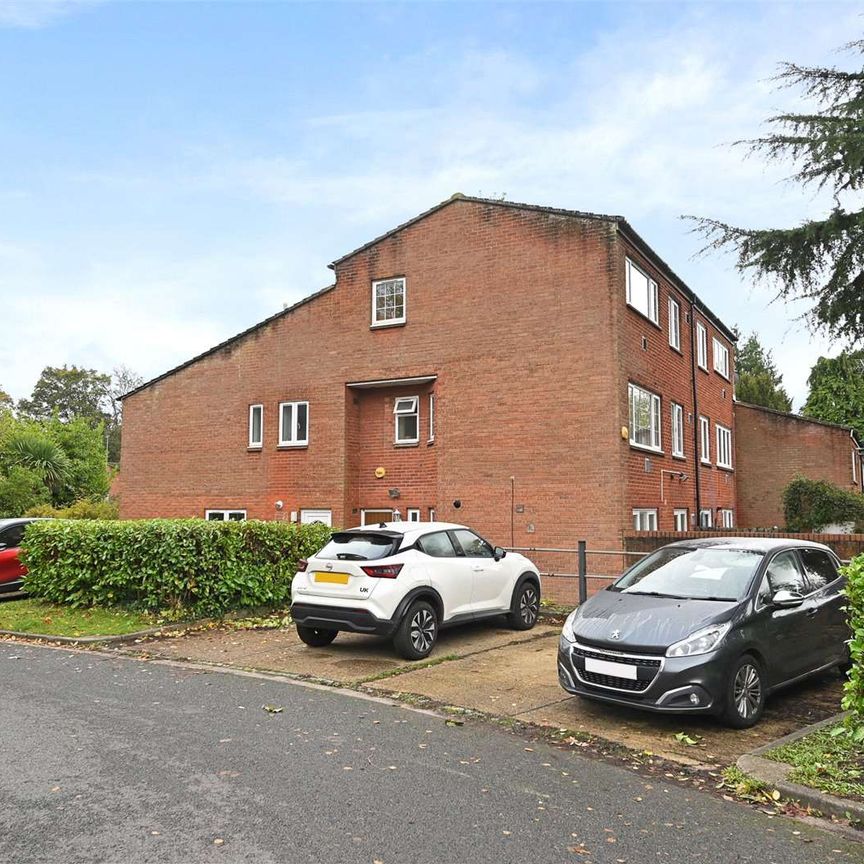 A spacious 2 bedroom house, with parking and private garden located just of Green Lane. Unfurnished and available now - Photo 1