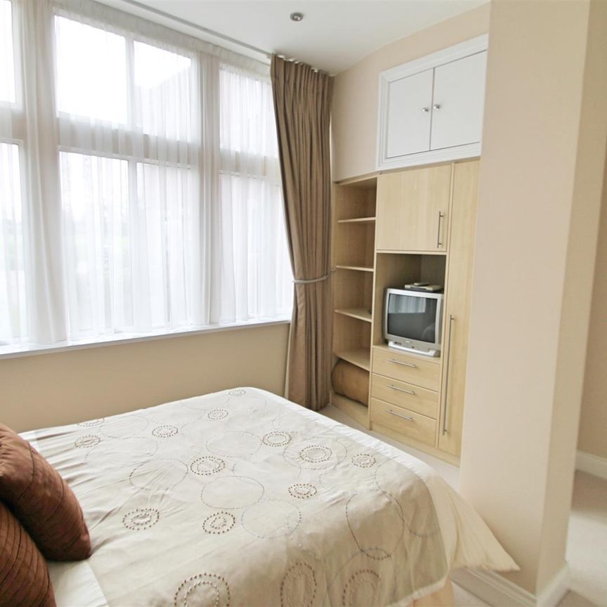 2 bed apartment to rent in Royal Connaught Drive, Bushey, WD23 - Photo 1