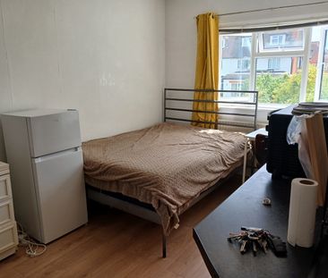 Studio Flat, St. Johns Road, NW11 - Photo 4