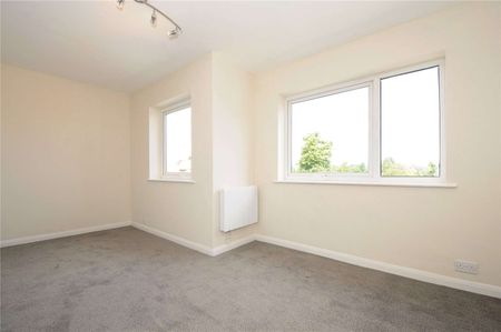 Well presented first floor maisonette set over two floors offering three bedrooms in the centre of Sunningdale. - Photo 4