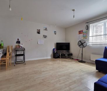 2 bed flat to rent in Symphony Close, Edgware, HA8 - Photo 5