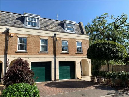 A luxurious four bedroom mews townhouse in a private development. - Photo 4