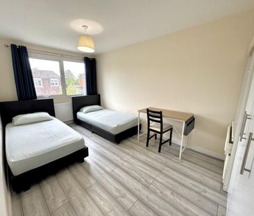 4 bedroom terraced house to rent - Photo 3