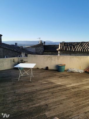 Belle maison meublée située au cœur du village de LA GARDE ADHEMAR (26) avec 3 terrasses et garage - Photo 1