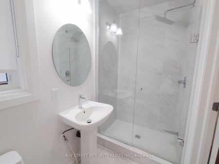 Townhouse For Lease | N8142112 - Photo 4