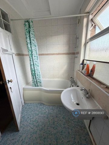 1 bedroom in a house share to rent - Photo 4