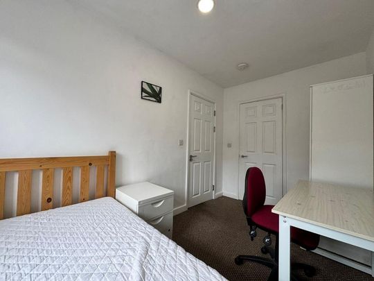 1 bedroom in a house share to rent - Photo 1