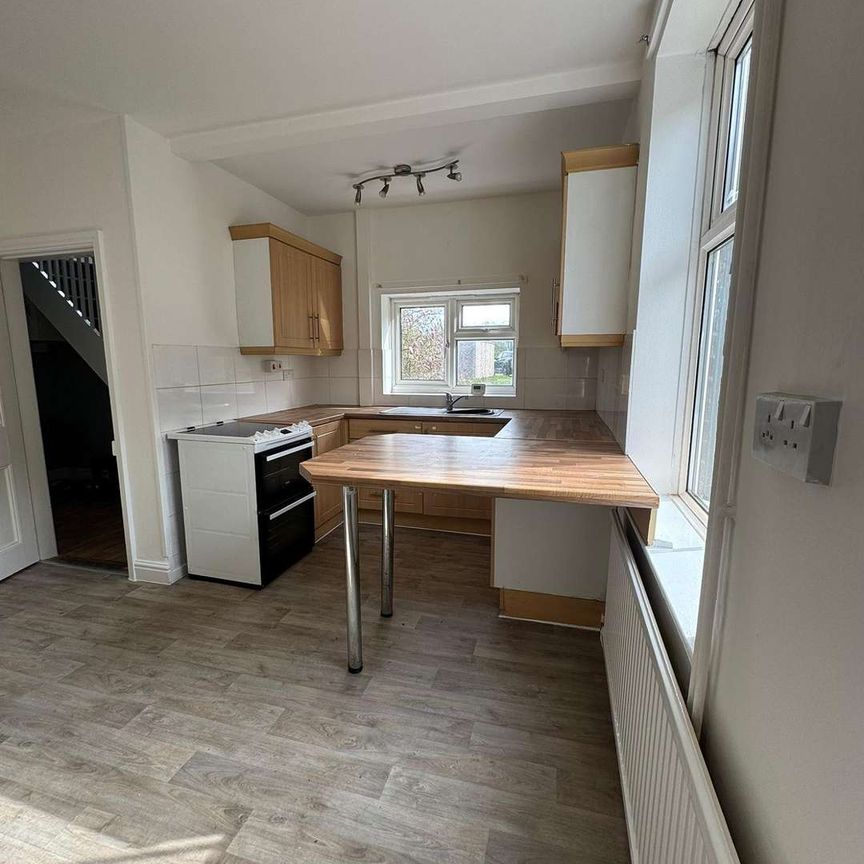 We are delighted to present this charming three-bedroom semi-detached cottage, available from April 2026, offering rustic elegance blended with modern convenien - Photo 1