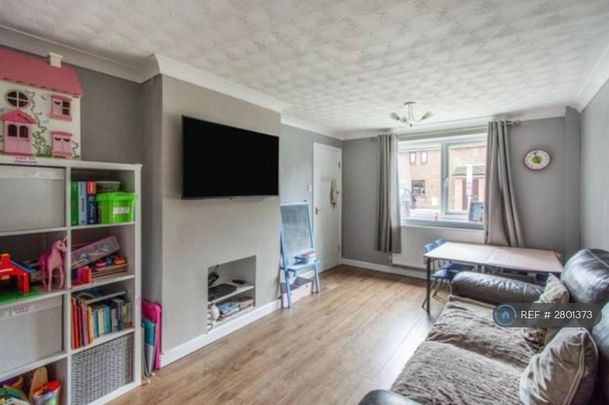 4 bedroom semi-detached house to rent - Photo 1