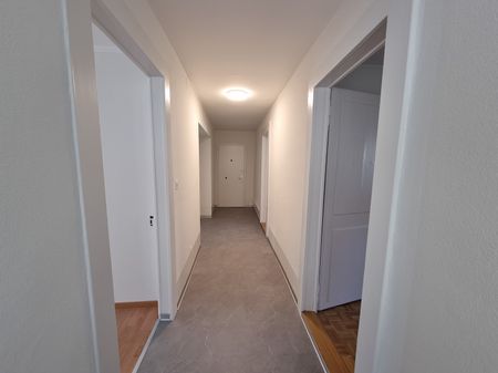 Grand appartement rénové de 4 pièces au 1er étage dans un quartier calme - Photo 5