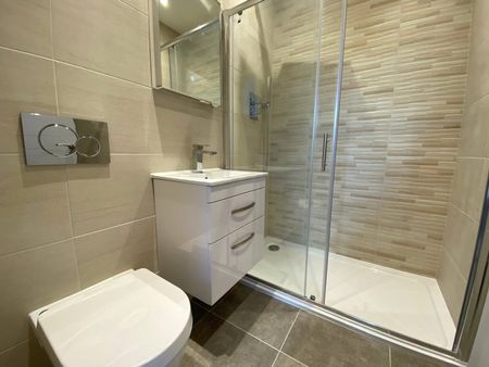 2 bedroom Flat in Lavenir, Bracknell - Photo 5