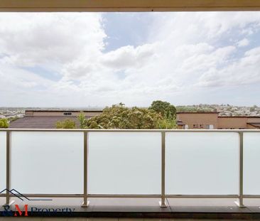 Modern 2 Bedrooms plus study or third bedroom with Double Parking a... - Photo 5