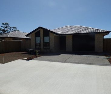 Charming 3-Bedroom Home with Low-Maintenance Gardens and Off-Street... - Photo 2