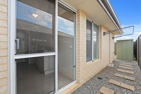 Large 4 x 2 Family Home in Baldivis - Photo 3