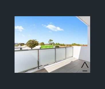 One bedroom apartment with a large flexible floorplan! - Photo 4