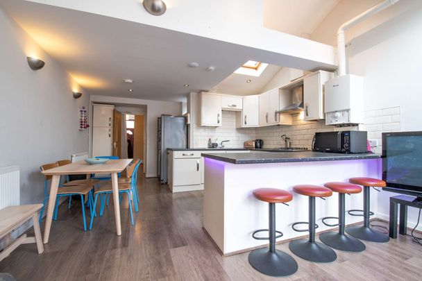 Brilliant six bedroom three story house - Photo 1