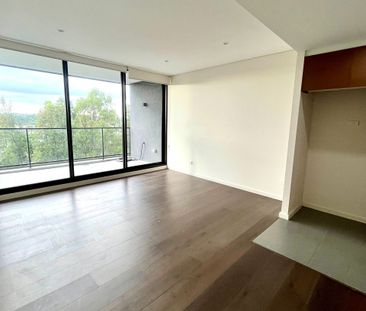 Ultra Modern 1 Bedroom Apartment with Secure Car Space - Photo 5