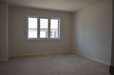 For Lease - 3 Butcher Crescent, Brantford, Ontario - Photo 3