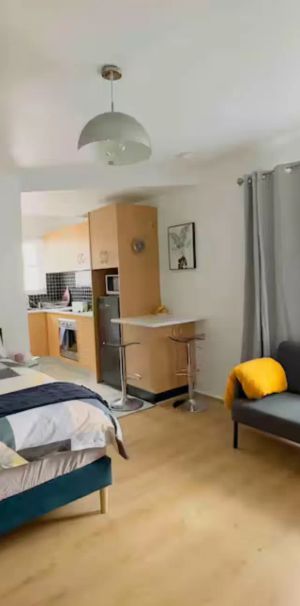 Stylish studio living close to cafes, transport and the beach! - Photo 1