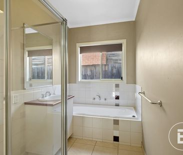 LOW MAINTENANCE THREE BEDROOM LIVING CLOSE TO THE CBD - Photo 3