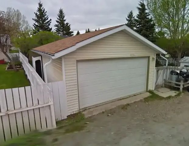 Double Garage - Clean, Nice, Easy Access to Bow Trl | 4236 7 Avenue Southwest, Calgary - Photo 1