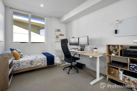 “Centrally Located Modern Apartment” - Photo 3